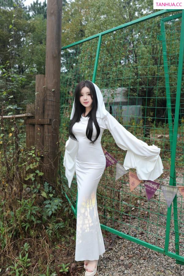   [XiuRen]高清写真图 2024.10.31 No.9376 小薯条nienie 丝袜美腿第2张图片